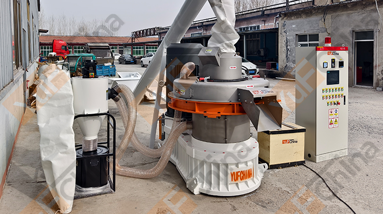 8th Generation Pellet Mill with 4 bearings & down push device.jpg 8th Generation Pellet Mill with 4 bearings & down push device.jpg