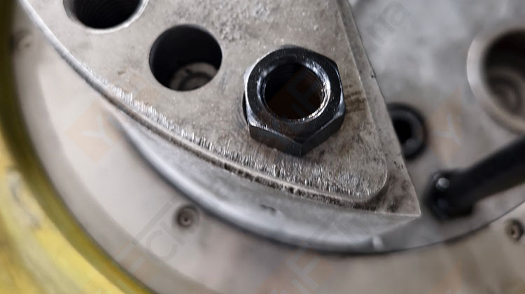 How to remove a broken screw?